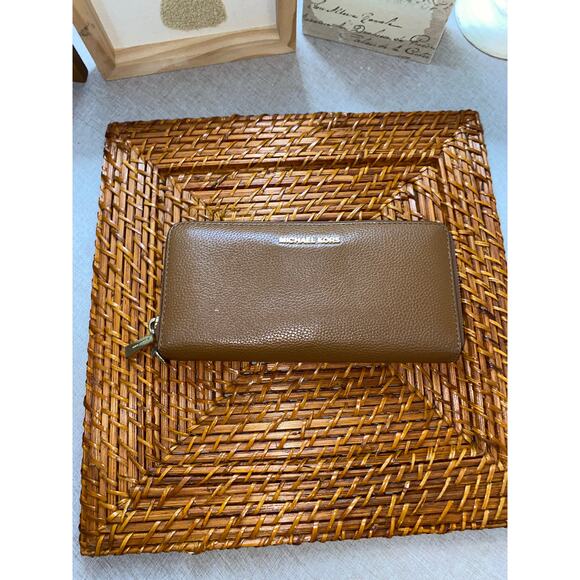 Michael Kors GUC Larhe Brown Wallet Gold Hardware Zip Closure - Picture 1 of 6